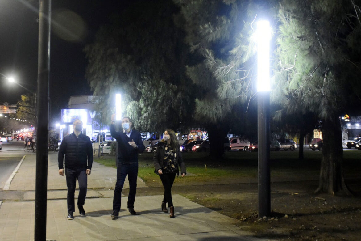La Plata: El Municipio instaló nuevas velas LED en Villa Elvira