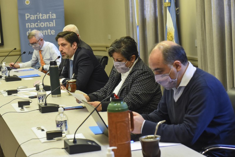 El Gobierno y los gremios acordaron un nuevo salario inicial docente de 40 mil pesos desde diciembre