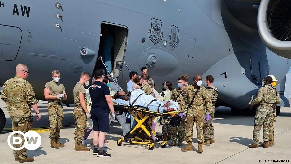 Mujer evacuada de Afganistán dio a luz a una bebé en un avión estadounidense