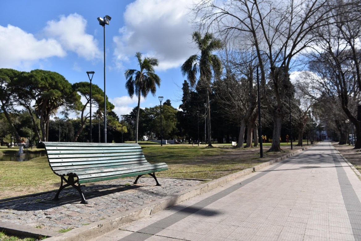 Encaran el recambio de bancos de madera de las principales plazas y parques de la ciudad