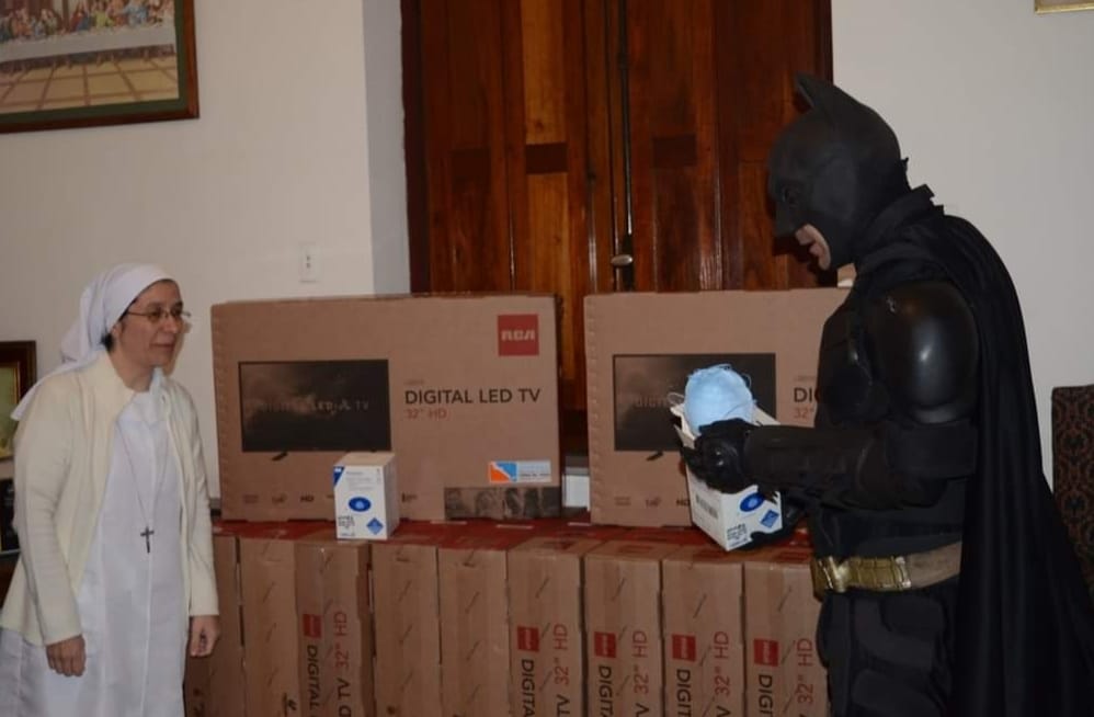 Hay que ser muy miserables se robaron los tv donados por Batman solidario