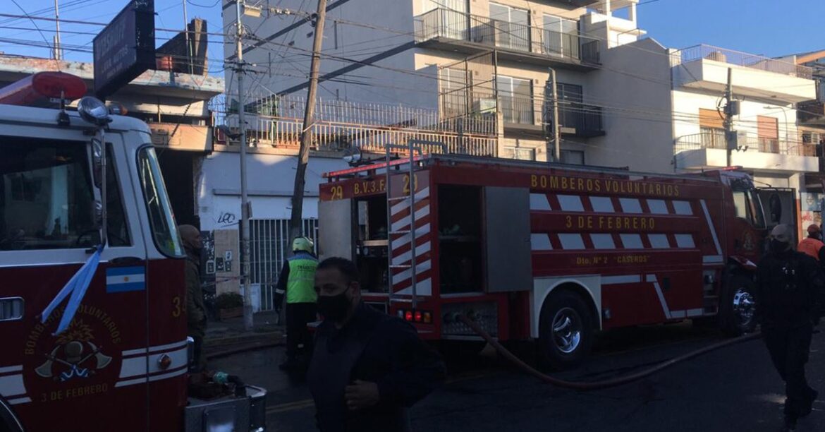 Dos bomberos muertos y uno gravemente herido en un incendio en un departamento en Caseros