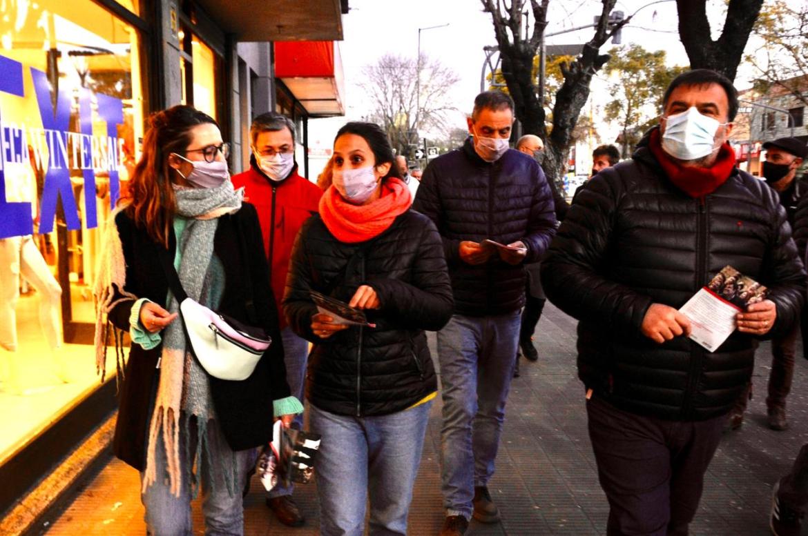 Los candidatos de Dar El Paso recorrieron el centro comercial de Los Hornos