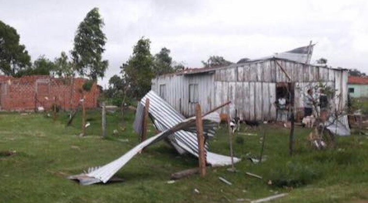 Un temporal de viento afecta a varias ciudades y provoca daños estructurales