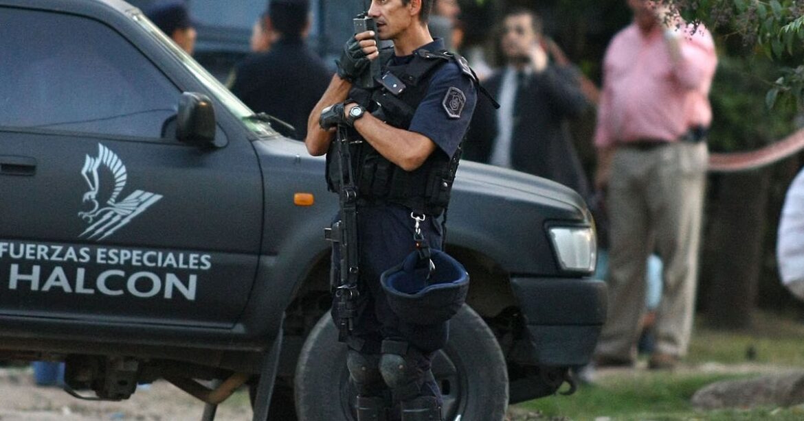 Tomó de rehenes y amenazó a tres mujeres y fue detenido tras la intervención del Grupo Halcón