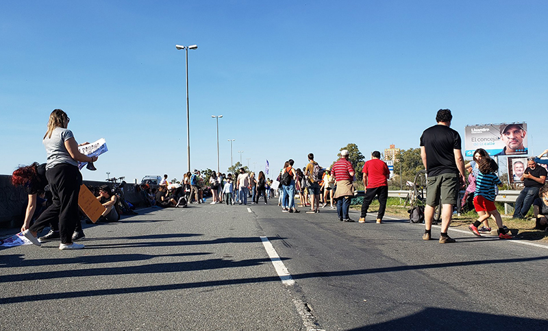 Ambientalistas cortan puente Rosario-Victoria por nuevos incendios en humedales