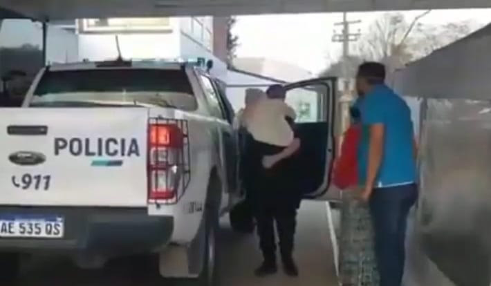 «Estaba pidiendo auxilio a la orilla de la banquina», dijo una mujer que asistió al niño secuestrado