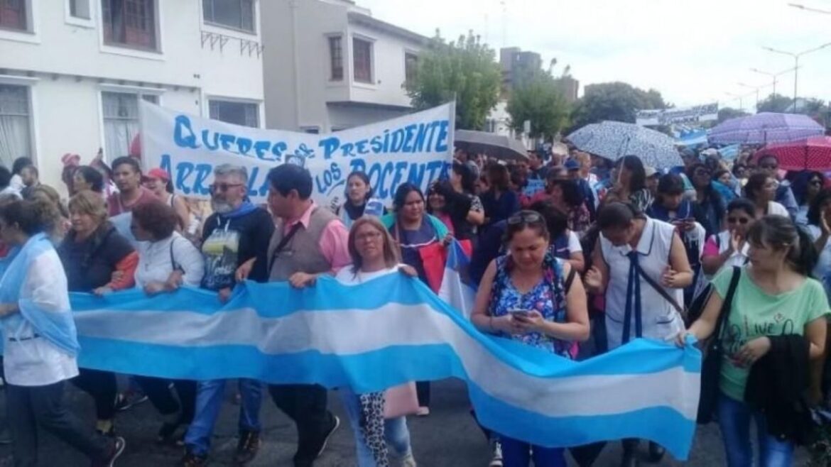 Docentes Autoconvocados de Salta protestan con paro, cortes de rutas y acampe
