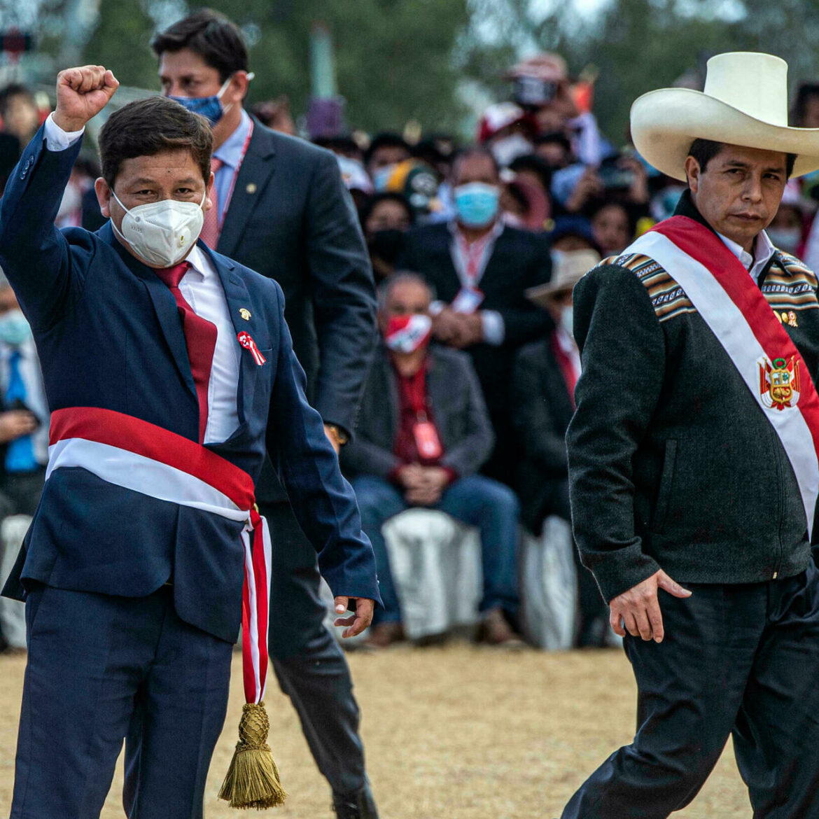 Investigan al jefe del gabinete y al líder del partido gobernante en Perú por posible lavado