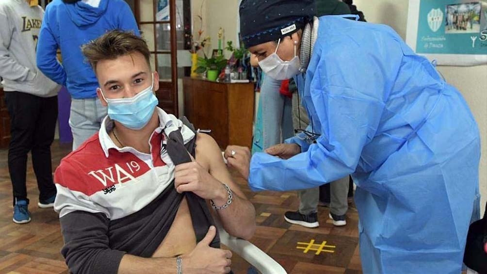 Comienzan a vacunar a 100 mil adolescentes en la provincia de Buenos Aires