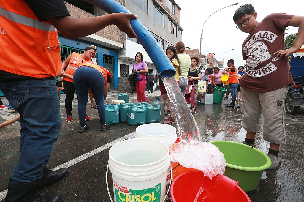 Reclaman el retorno del servicio de agua potable para más de un millón de personas en Perú
