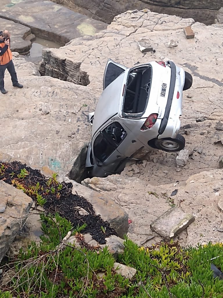 Una mujer resultó herida tras despistarse su vehículo y caer al vacío en la costa de Mar del Plata