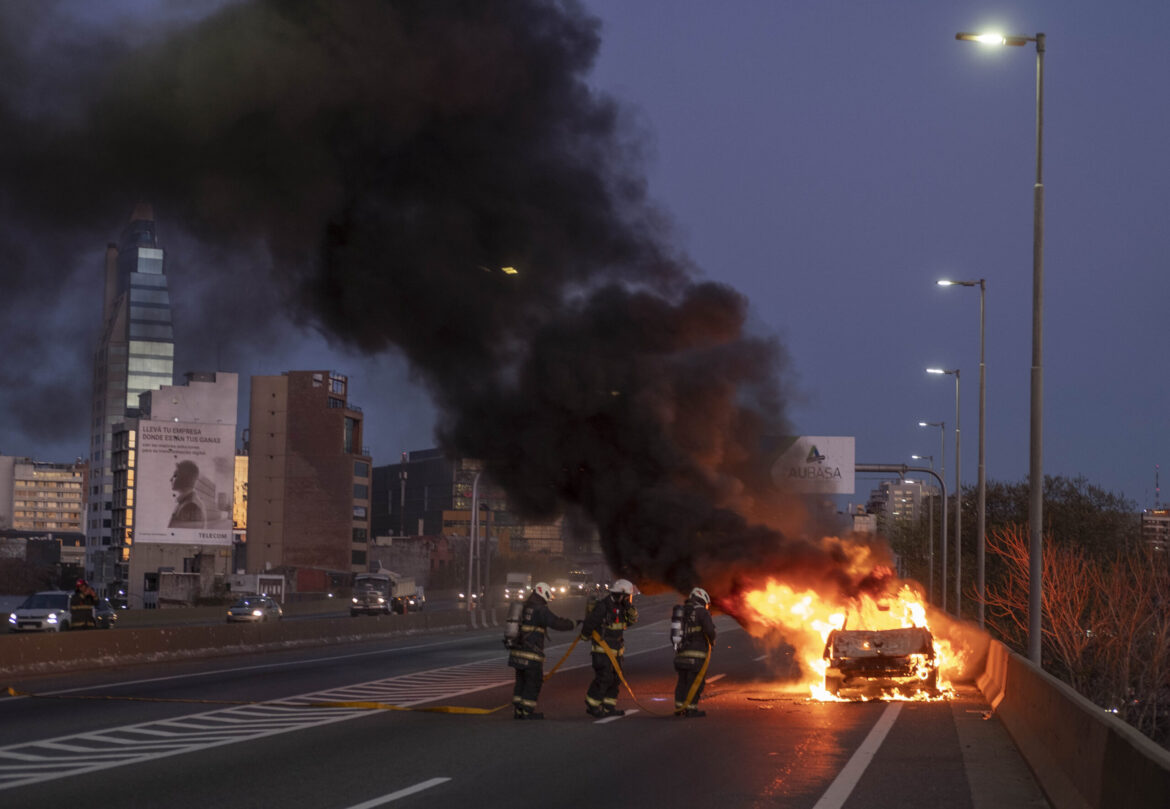 Se incendió un auto en la autopista La Plata-Buenos Aires, a metros del enlace con AU 25 de Mayo