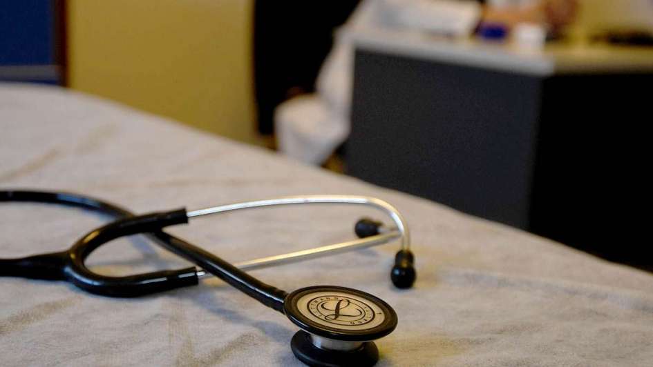 Denuncian a un médico platense por acoso sexual