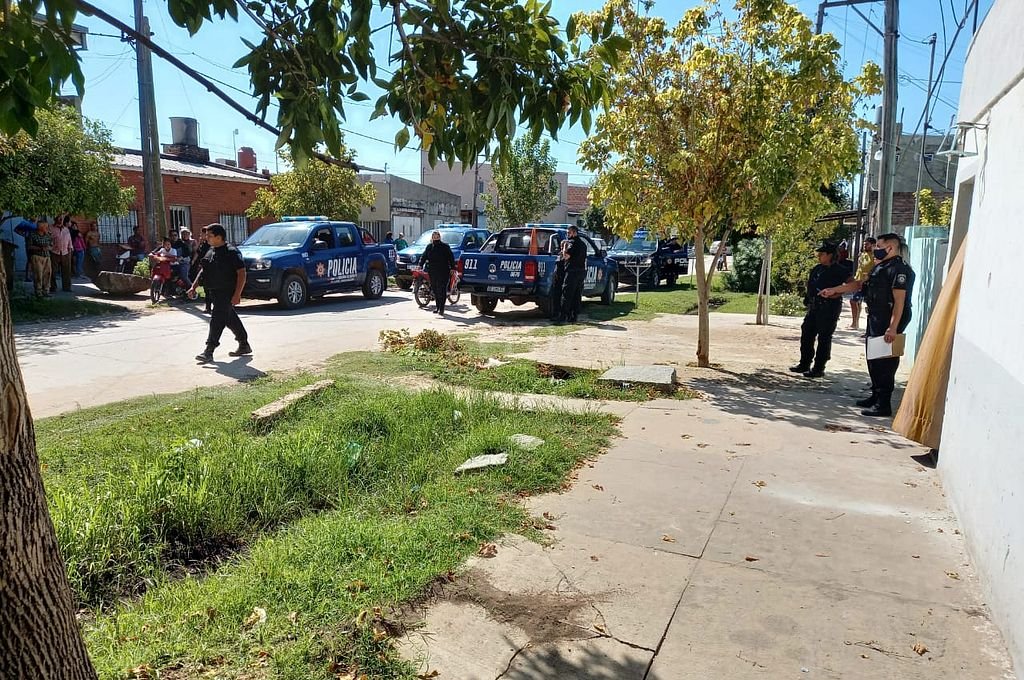 Asesinan a balazos a un hombre en su casa en Rosario e investigan un ataque ejecutado por sicarios