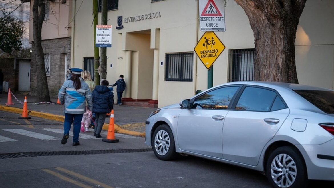 San Isidro implementó con éxito un sistema para agilizar el tránsito en la entrada de los colegios