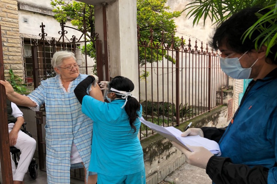Con móviles sanitarios y casa por casa, buscarán personas sin vacunar en barrios más alejados