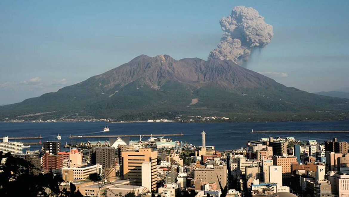 Alerta en Japón por la erupción de un volcán