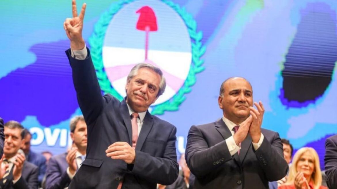 Manzur se reúne en Casa de Gobierno con sus colaboradores