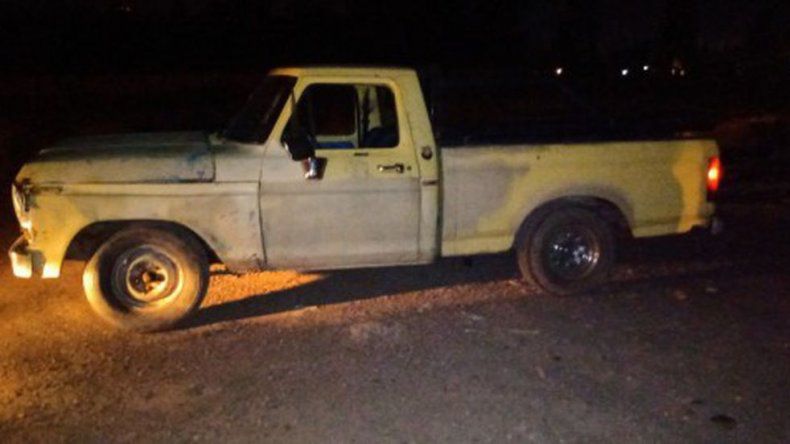 Hallan a un hombre asesinado de un tiro en la cabeza y adentro de una bolsa en una camioneta