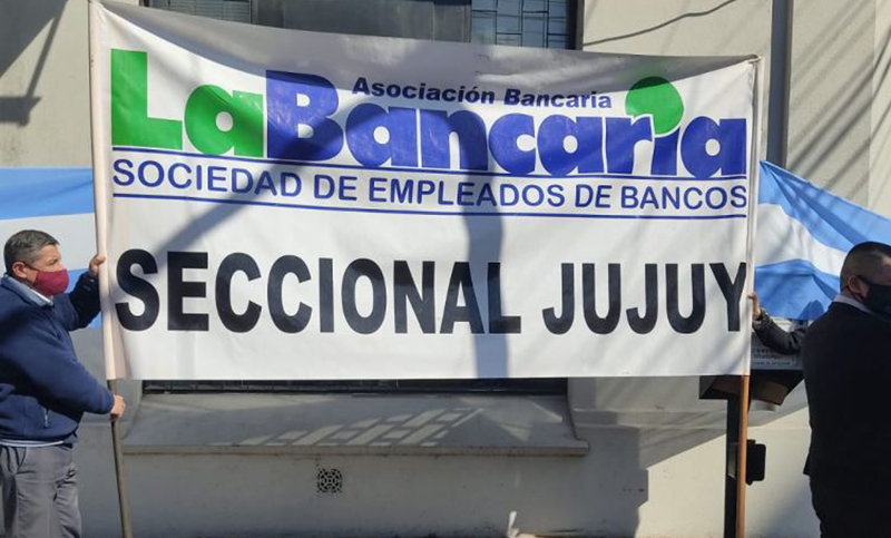 Empleados del exBanco de Desarrollo se oponen al debate de la ley de retiros voluntarios en Jujuy
