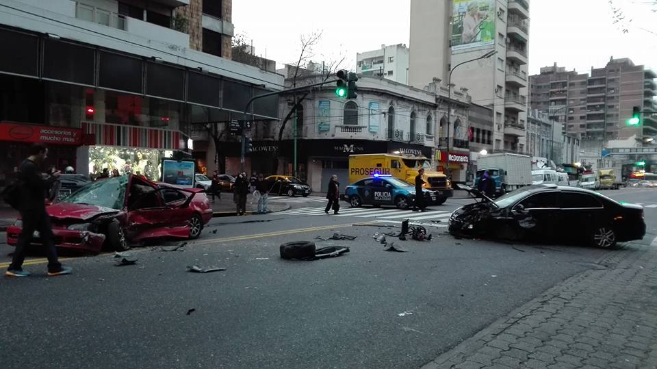 Cuatro heridos por choque de dos vehículos en el barrio de Flores