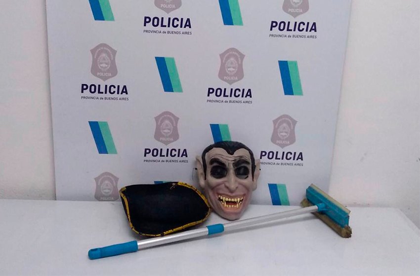 Perseguía y molestaba a deportistas con una máscara de vampiro en una plaza y fue detenido