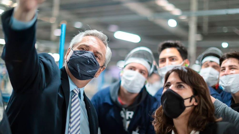 El Presidente pone en marcha 25 obras en 15 provincias y visita una fábrica