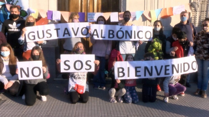 Exigen separación del director de escuela porteña denunciado por apología del terrorismo de Estado