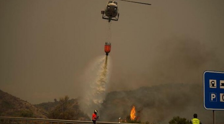Un bombero muerto y unos mil de evacuados por incendio en el sur de España