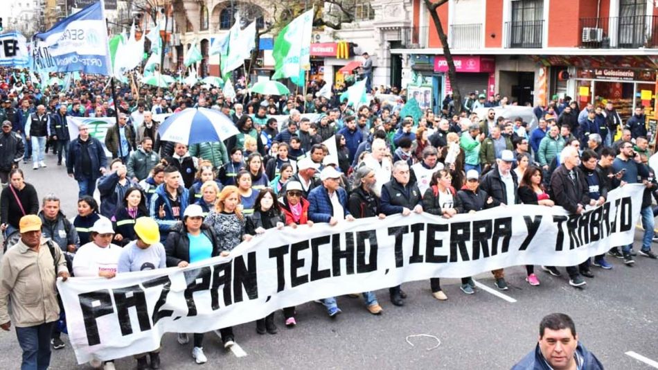 Organizaciones sociales se movilizan a Plaza de Mayo para reclamar el aumento del salario mínimo