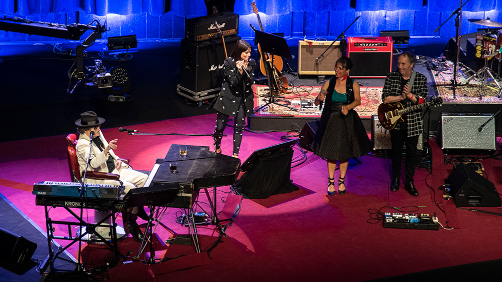 Cientos de personas disfrutaron en el CCK el megaconcierto en tributo a Charly