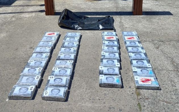 Un muerto, un bolso con 37 kilos de cocaína y dos náufragos en el Río de la Plata