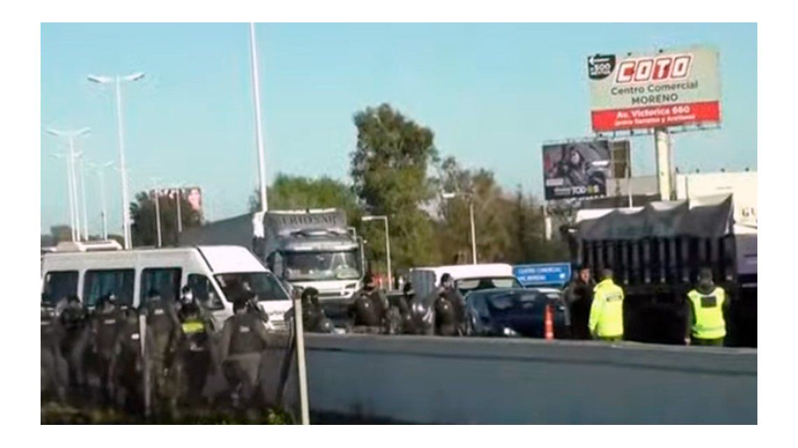 Colectiveros protestan con un corte de tránsito en la Autopista del Oeste, mano a Capital