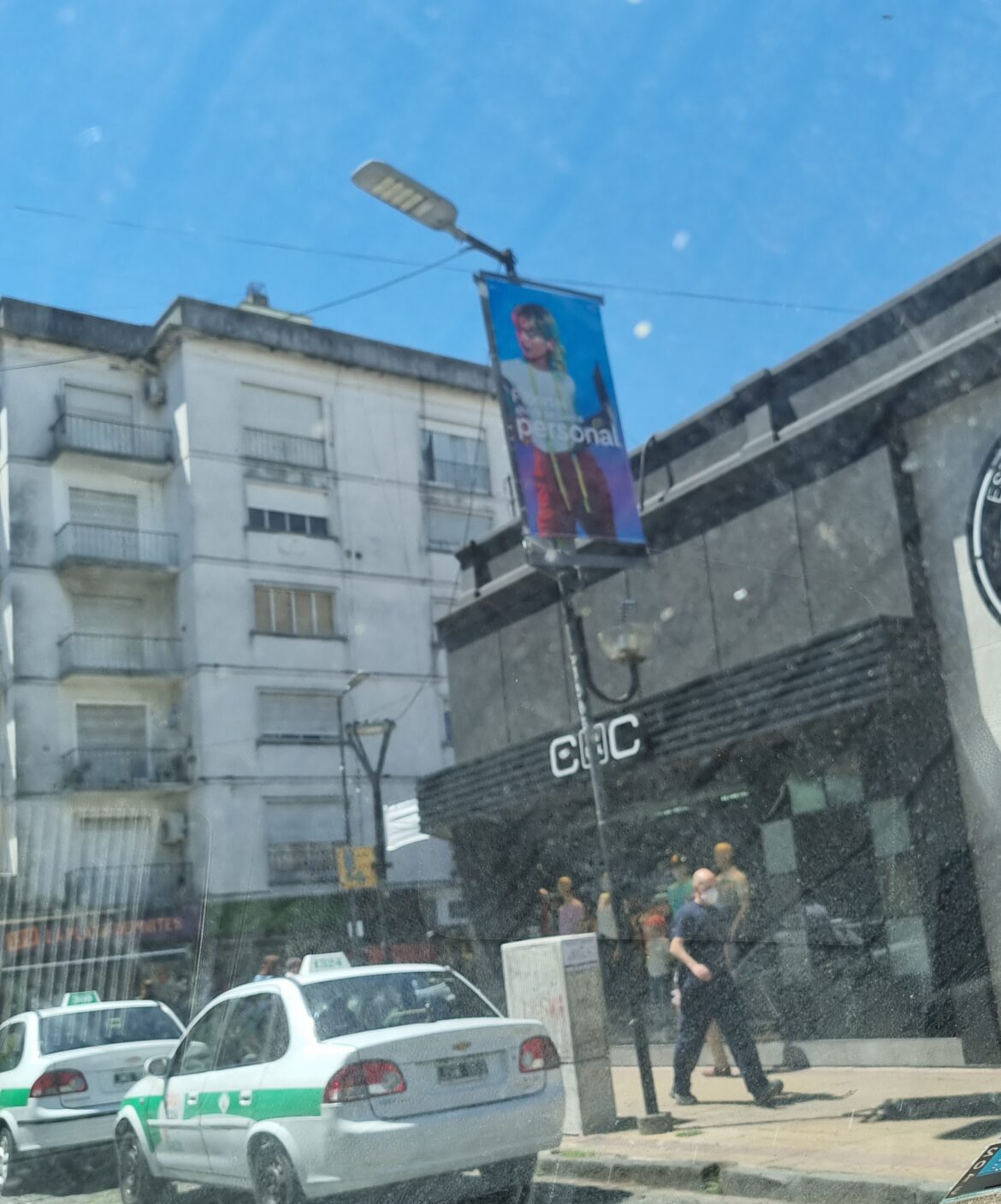 Garro liberó la ciudad para carteles prohibidos y Archanco volvió a ponerle un freno: «¿Quién regula la publicidad en las calles?”