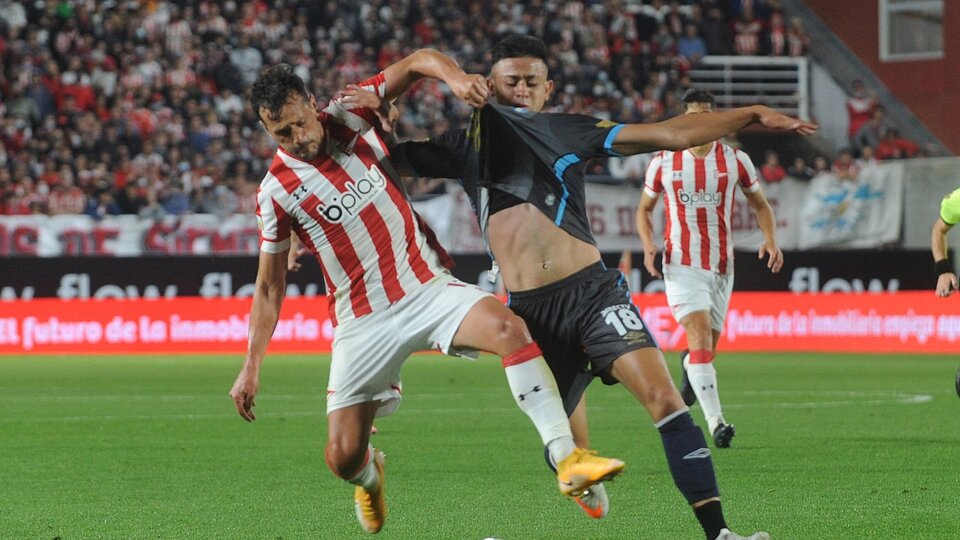 Estudiantes logró un agónico empate ante Atlético Tucumán, donde debutó DT Guiñazú