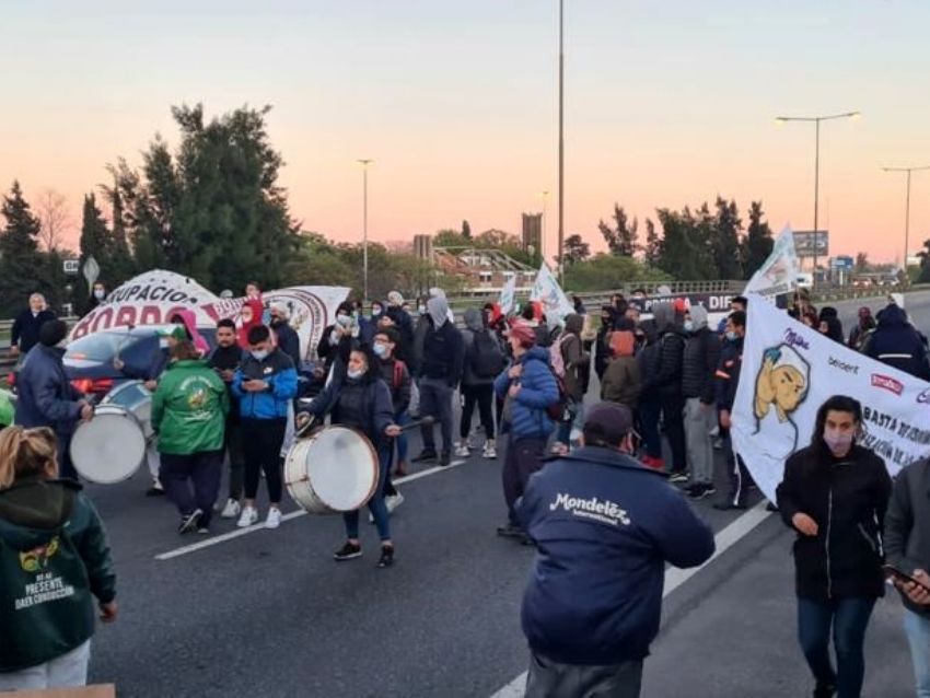 Trabajadores de la alimenticia Mondelez cortan Panamericana en rechazo a despidos y suspensiones
