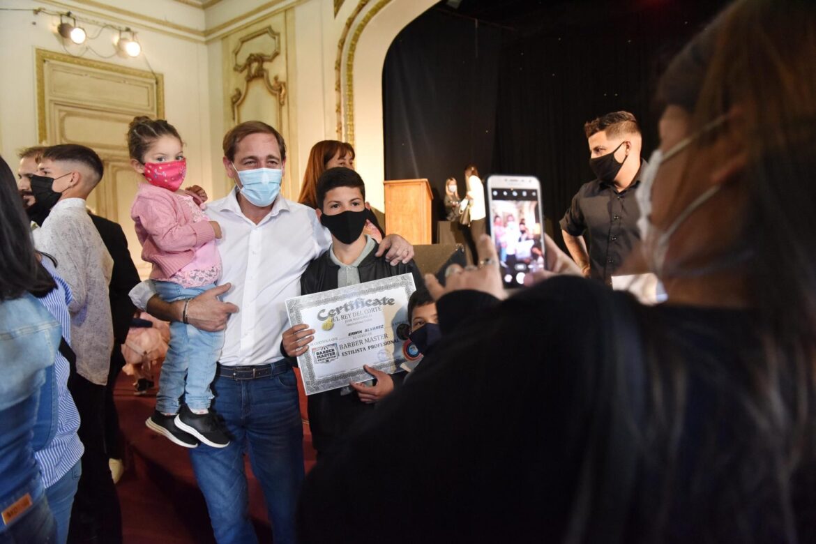 Garro participó de una entrega de diplomas a integrantes de la Fundación Barberos Solidarios