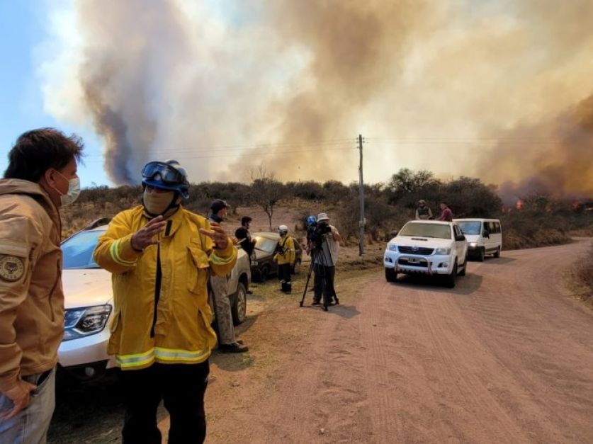Con dos focos activos y clima adverso, continúa el combate de incendios en el norte de Córdoba