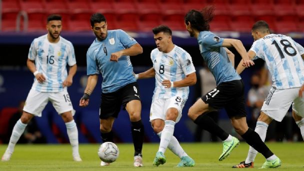 Argentina pone en juego su invicto de 23 partidos en el clásico ante Uruguay