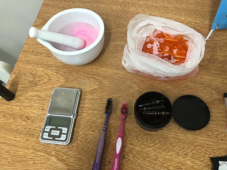 Detienen a dos hermanos por venta de drogas al menudeo en La Matanza y secuestran «polvo rosa»