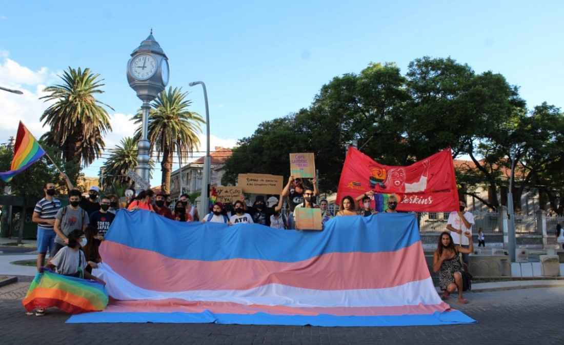 «Banderazo por la Memoria Trans» en Córdoba por derechos, reivindicaciones y justicia