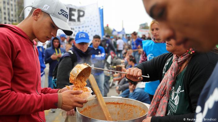 Organizaciones sociales realizan un «ollazo nacional contra el hambre» en el Obelisco