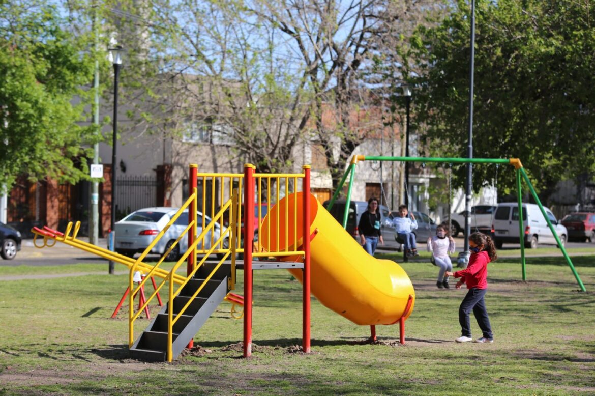 La Plata: Nuevos bancos, juegos infantiles y equipamiento aeróbico: el Municipio renovó la Plaza Belgrano