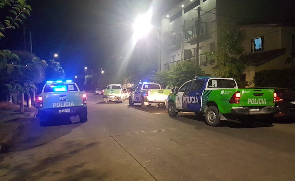 Tres delincuentes armados ingresan a una pizzería y huyen tras robarles a varios clientes