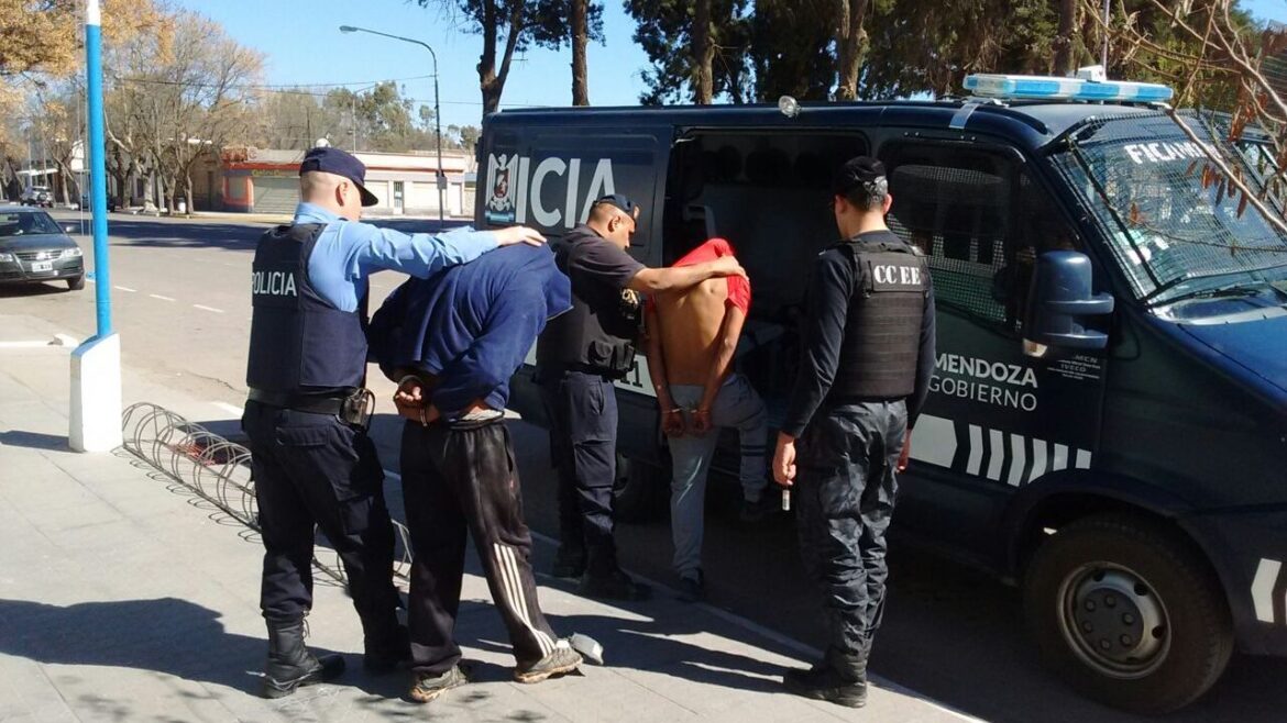 Detienen a tres jóvenes acusados de robar tresvehículos a mano armada en La Matanza
