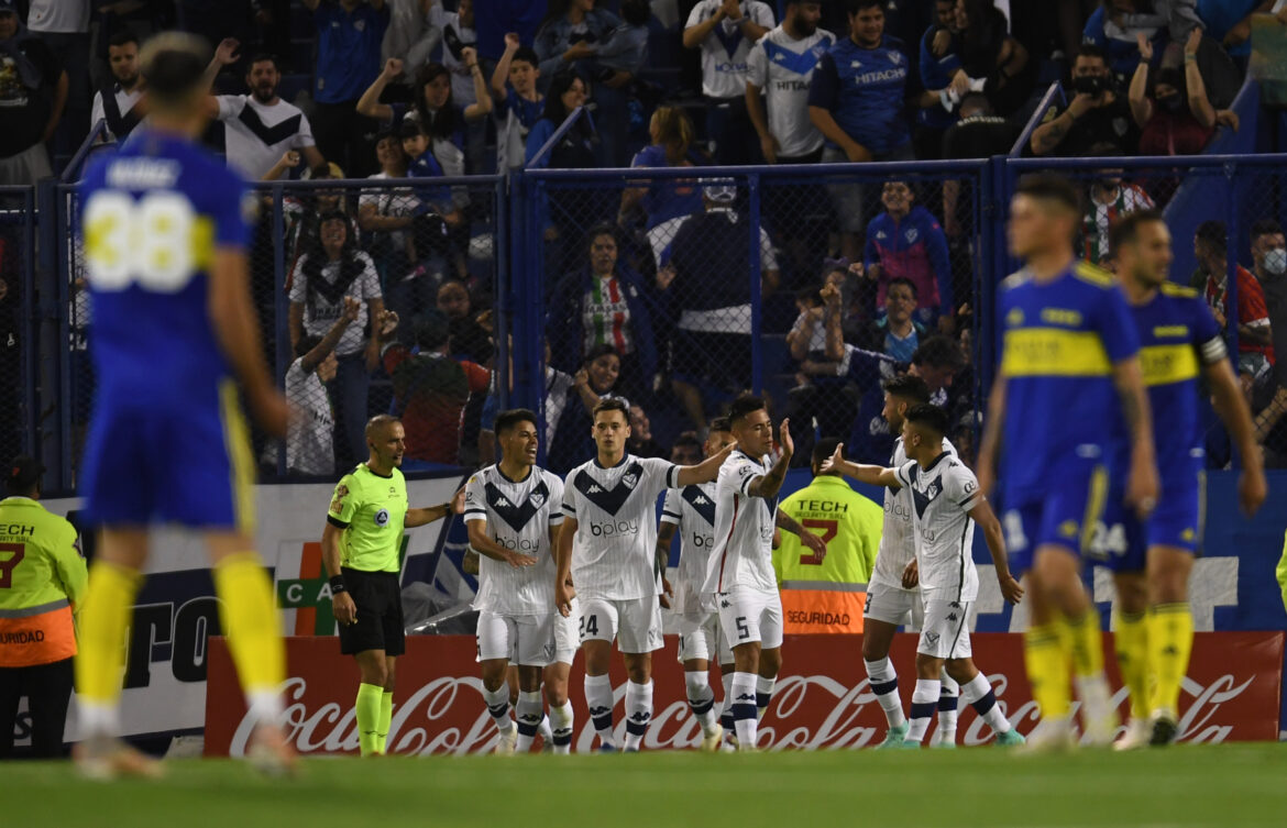 Vélez venció a Boca en Liniers y no se baja de la pelea