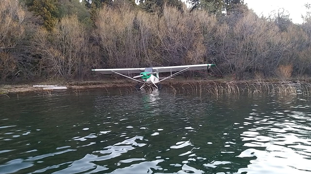 Cayó una avioneta a un lago en Trevelín y sus dos ocupantes resultaron ilesos