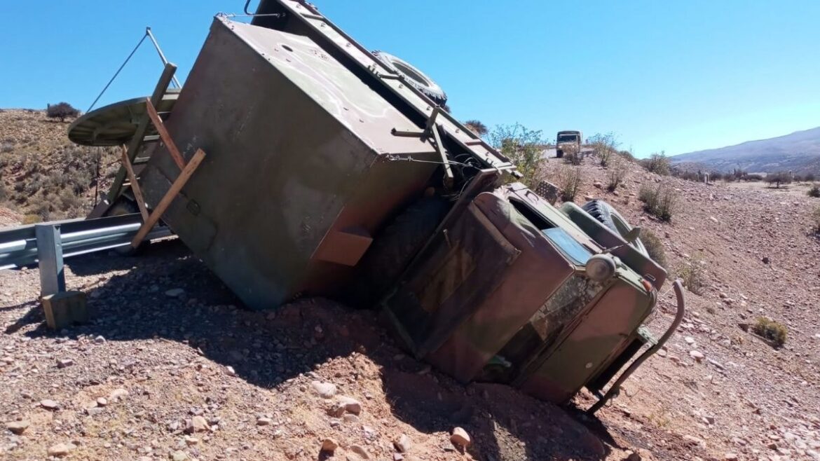 Dos cabos del Ejército heridos al volcar un Unimog en la ruta 9 en Humahuaca