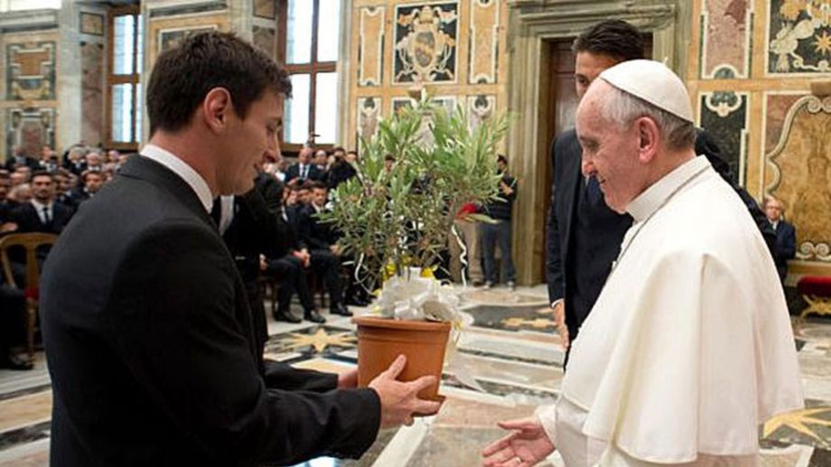 Messi le envió una remera del PSG autografiada al papa Francisco